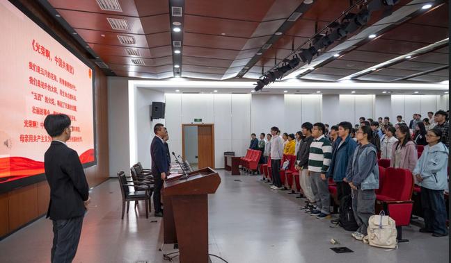 青春砺志担使命·团徽闪耀启新程——WilliamHill中文官方网站第一期初级团校开班仪式暨团校第一课